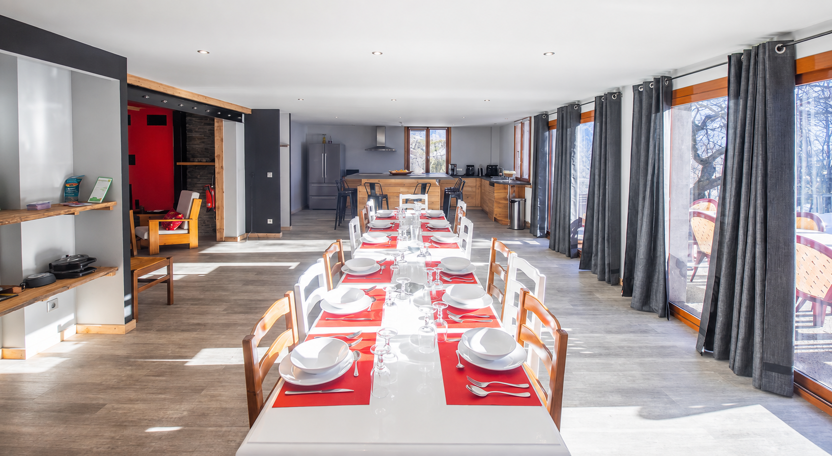 Table à manger partagée du chalet ENTREUPOTES
